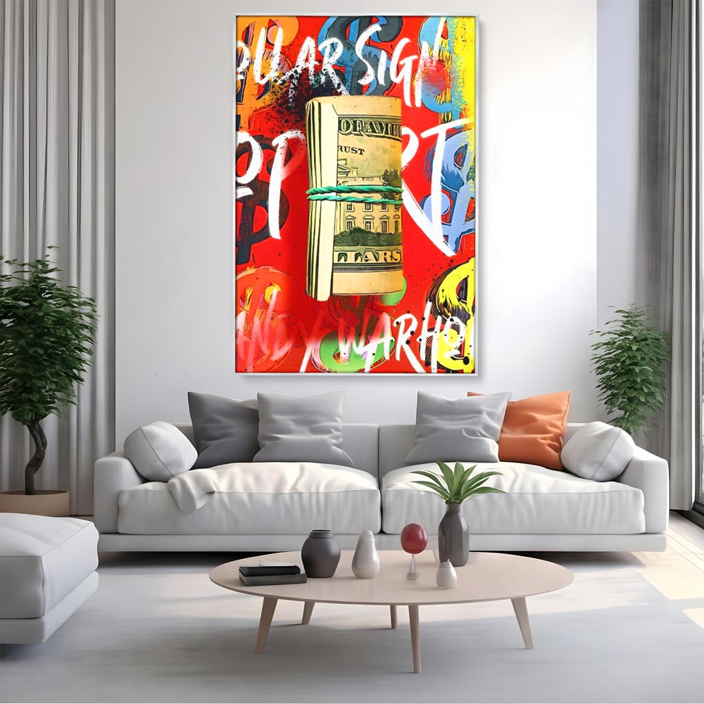 Tablou canvas cu tablou canvas cu teanc de dolari, in rama de aluminiu argintiu, pe perete intr-un living